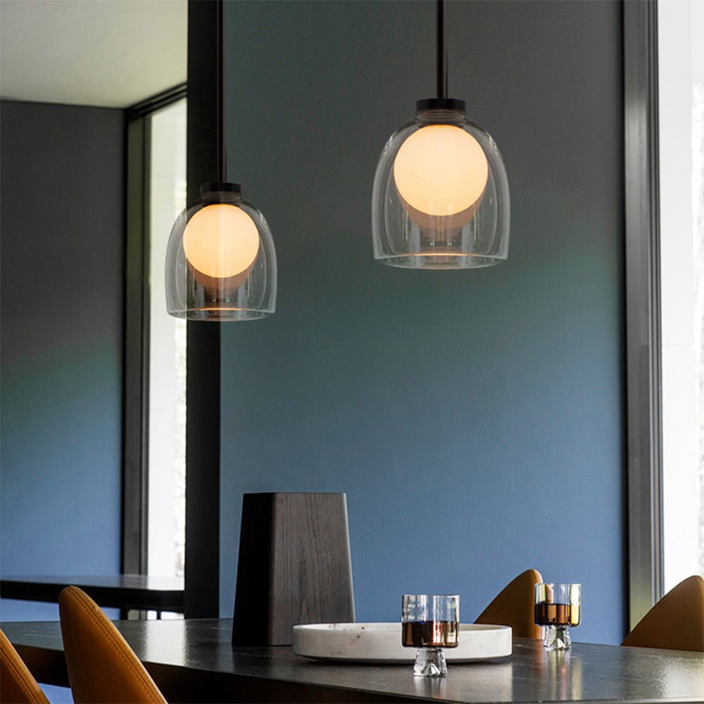 Nowoczesna lampa wisząca z szklanym kloszem