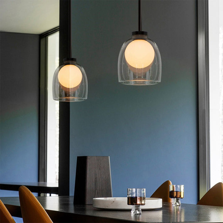 Nowoczesna lampa wisząca z szklanym kloszem