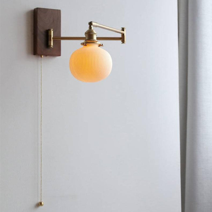Kremowa Lampa Ścienna z Drewnianą Płytą