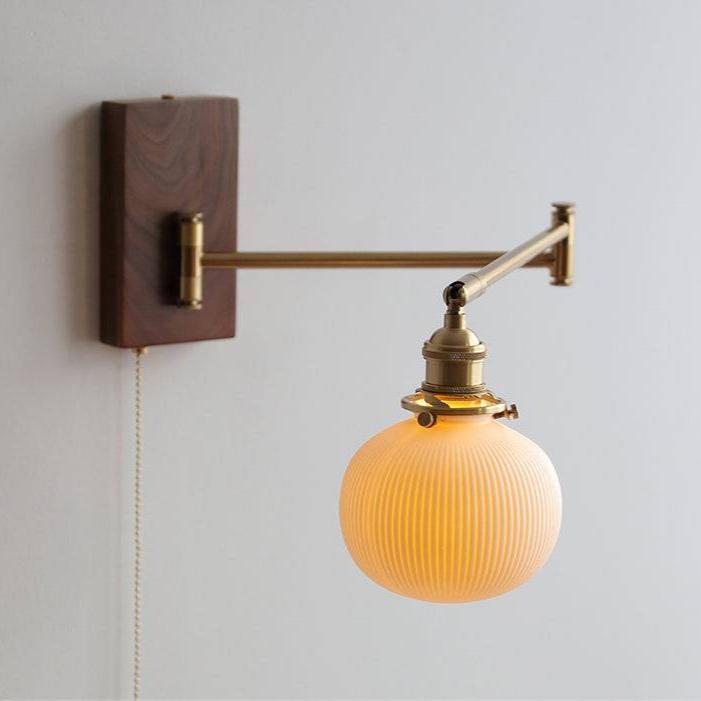 Kremowa Lampa Ścienna z Drewnianą Płytą