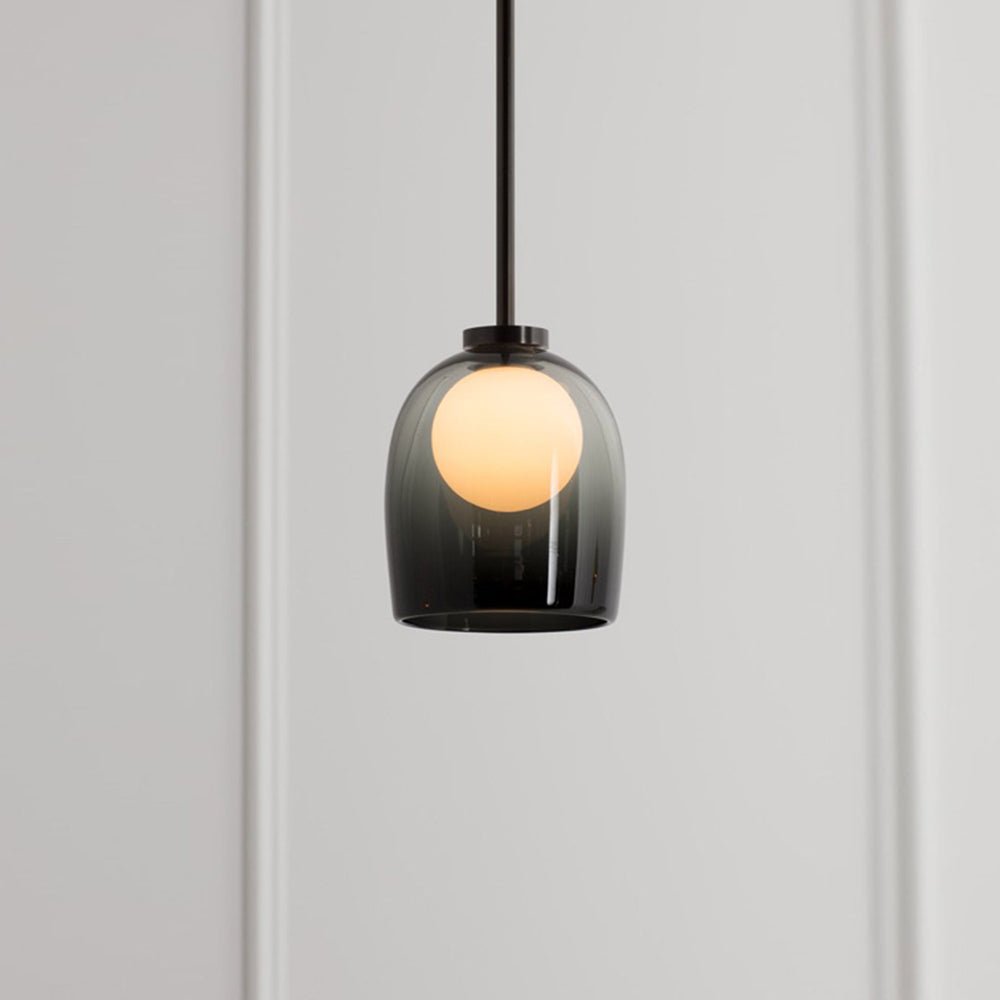 Nowoczesna lampa wisząca z szklanym kloszem