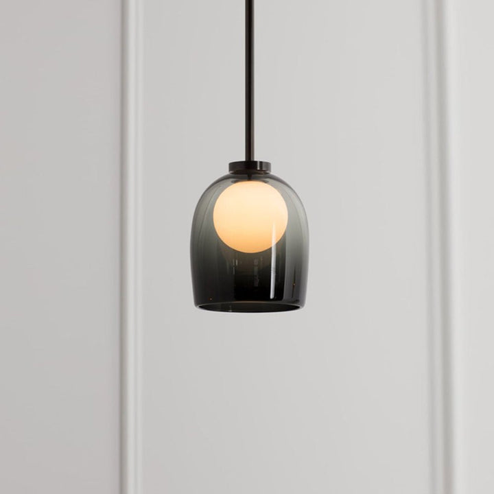 Nowoczesna lampa wisząca z szklanym kloszem