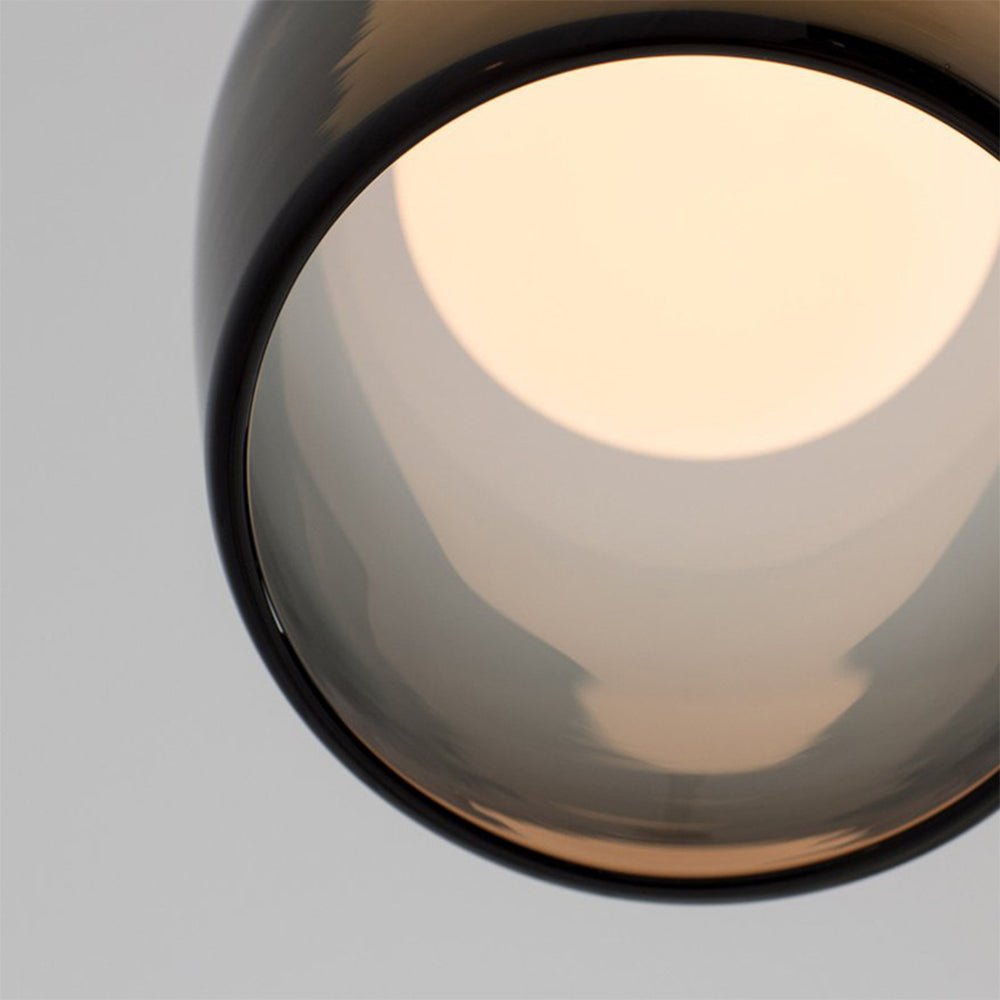 Nowoczesna lampa wisząca z szklanym kloszem