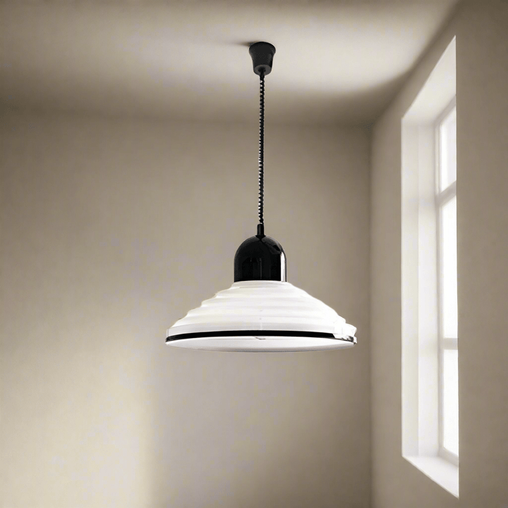 Francuska lampa wisząca z szklanym kloszem w kolorze kremowym