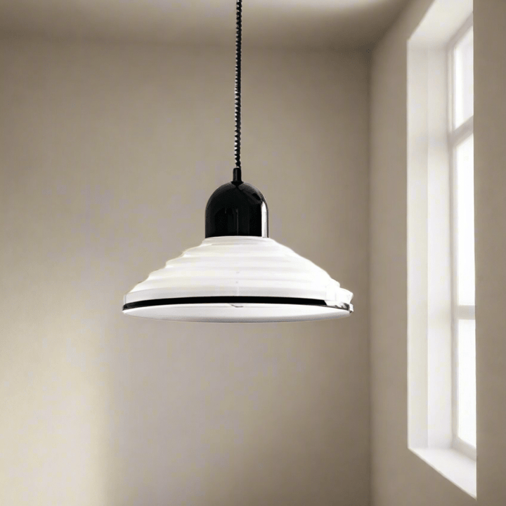 Francuska lampa wisząca z szklanym kloszem w kolorze kremowym