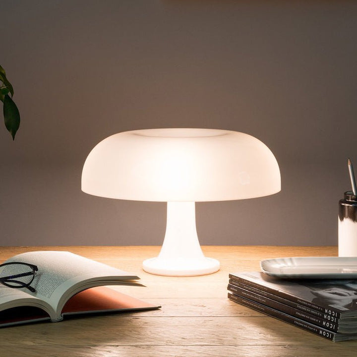 Minimalistyczna lampa stołowa w kształcie grzyba