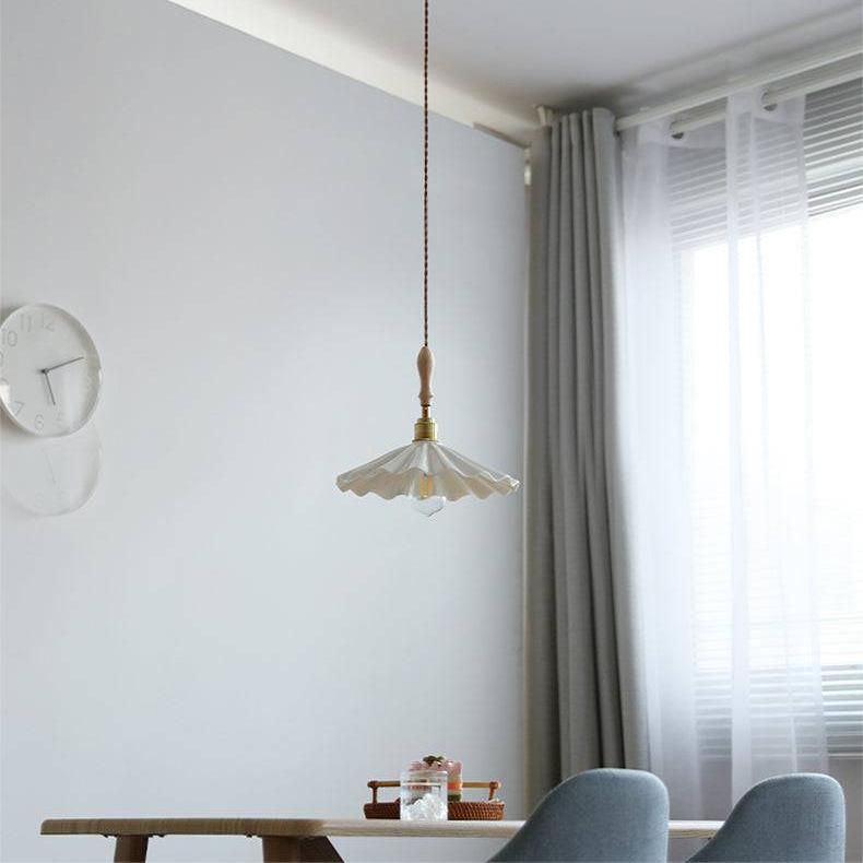Lampa wisząca nad wyspą kuchenną