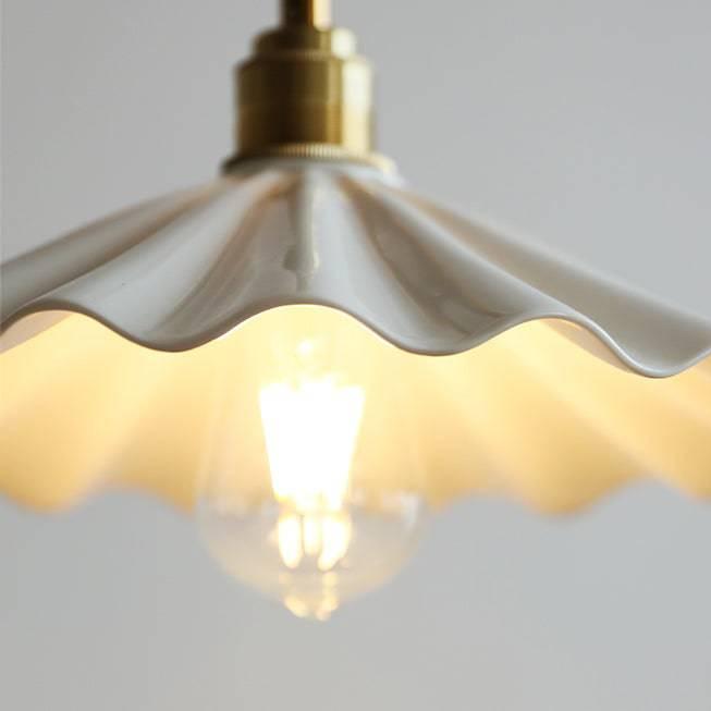 Lampa wisząca nad wyspą kuchenną