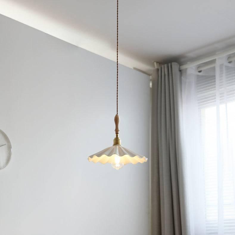 Lampa wisząca nad wyspą kuchenną