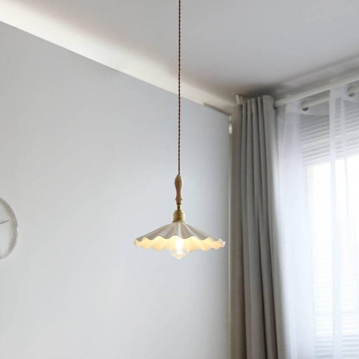 Lampa wisząca nad wyspą kuchenną