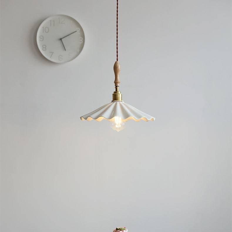 Lampa wisząca nad wyspą kuchenną