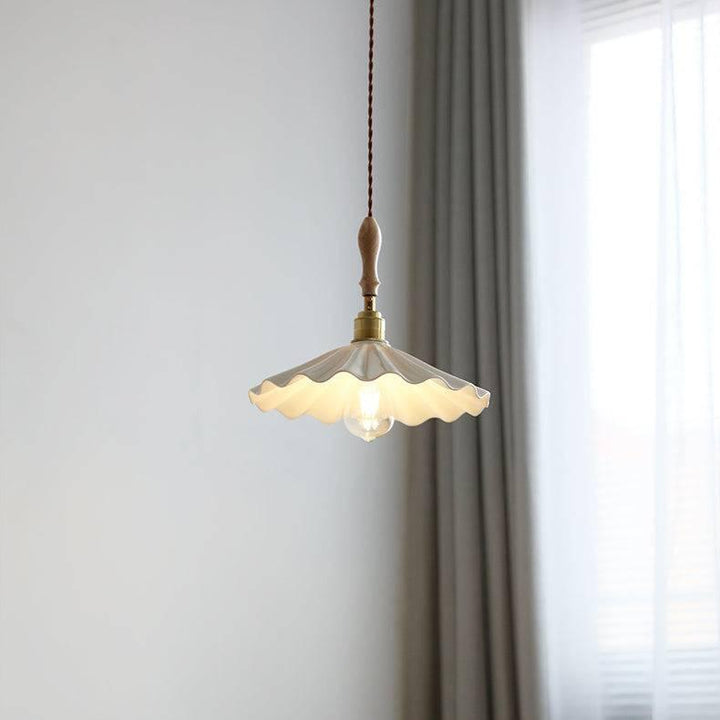 Lampa wisząca nad wyspą kuchenną