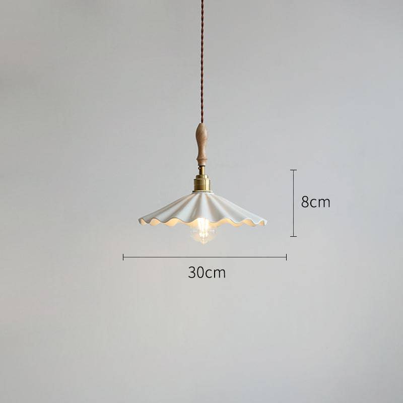 Lampa wisząca nad wyspą kuchenną