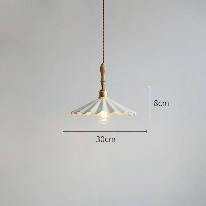 Lampa wisząca nad wyspą kuchenną