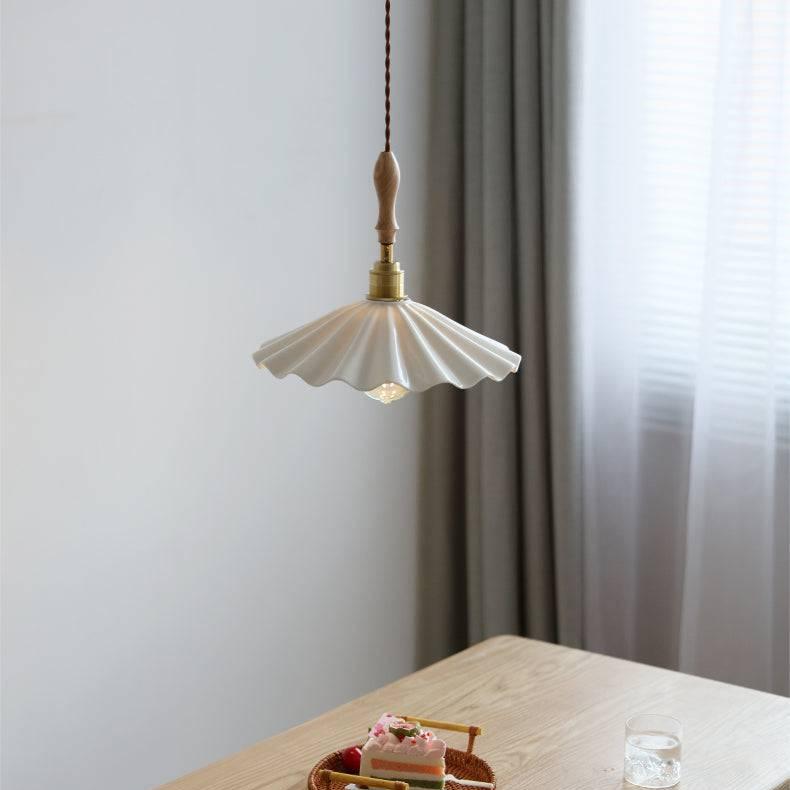 Lampa wisząca nad wyspą kuchenną