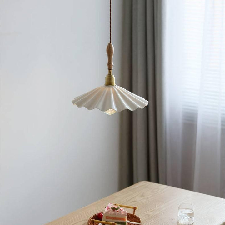Lampa wisząca nad wyspą kuchenną