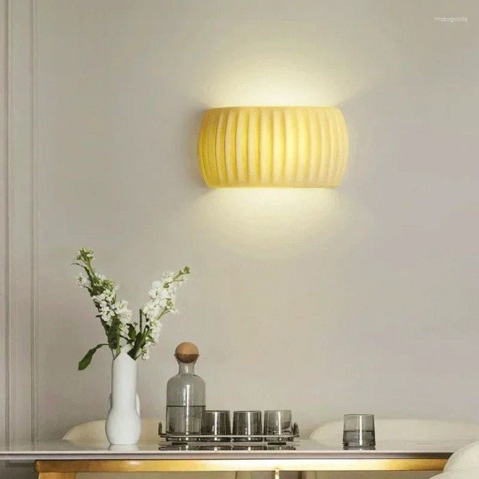 Nowoczesna lampa ścienna z żywicy w stylu Art Deco
