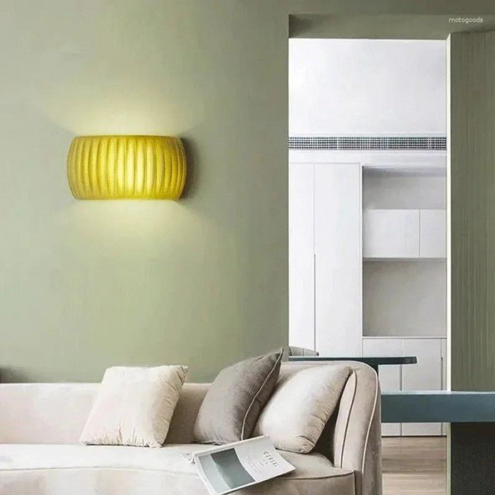 Nowoczesna lampa ścienna z żywicy w stylu Art Deco