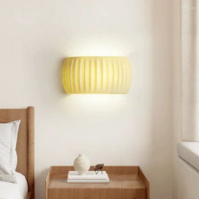 Nowoczesna lampa ścienna z żywicy w stylu Art Deco