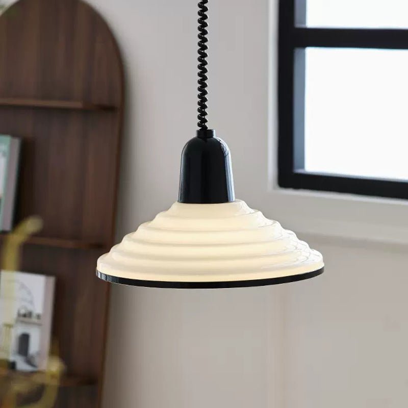 Francuska lampa wisząca z szklanym kloszem w kolorze kremowym