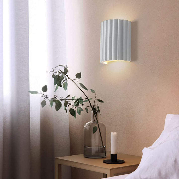 Nowoczesna półokrągła lampa ścienna z żywicy do salonu